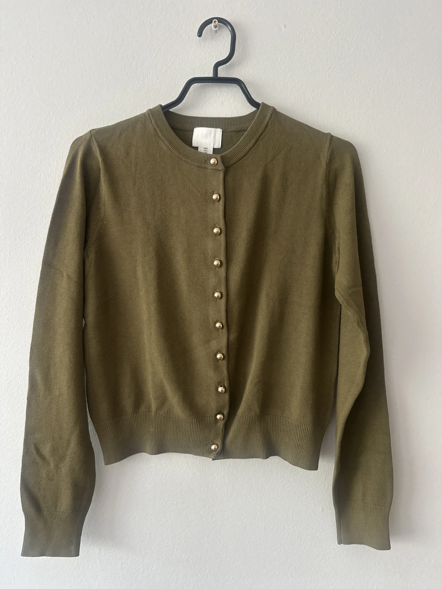 Featured image for Chandail vert léger à boutons dorés