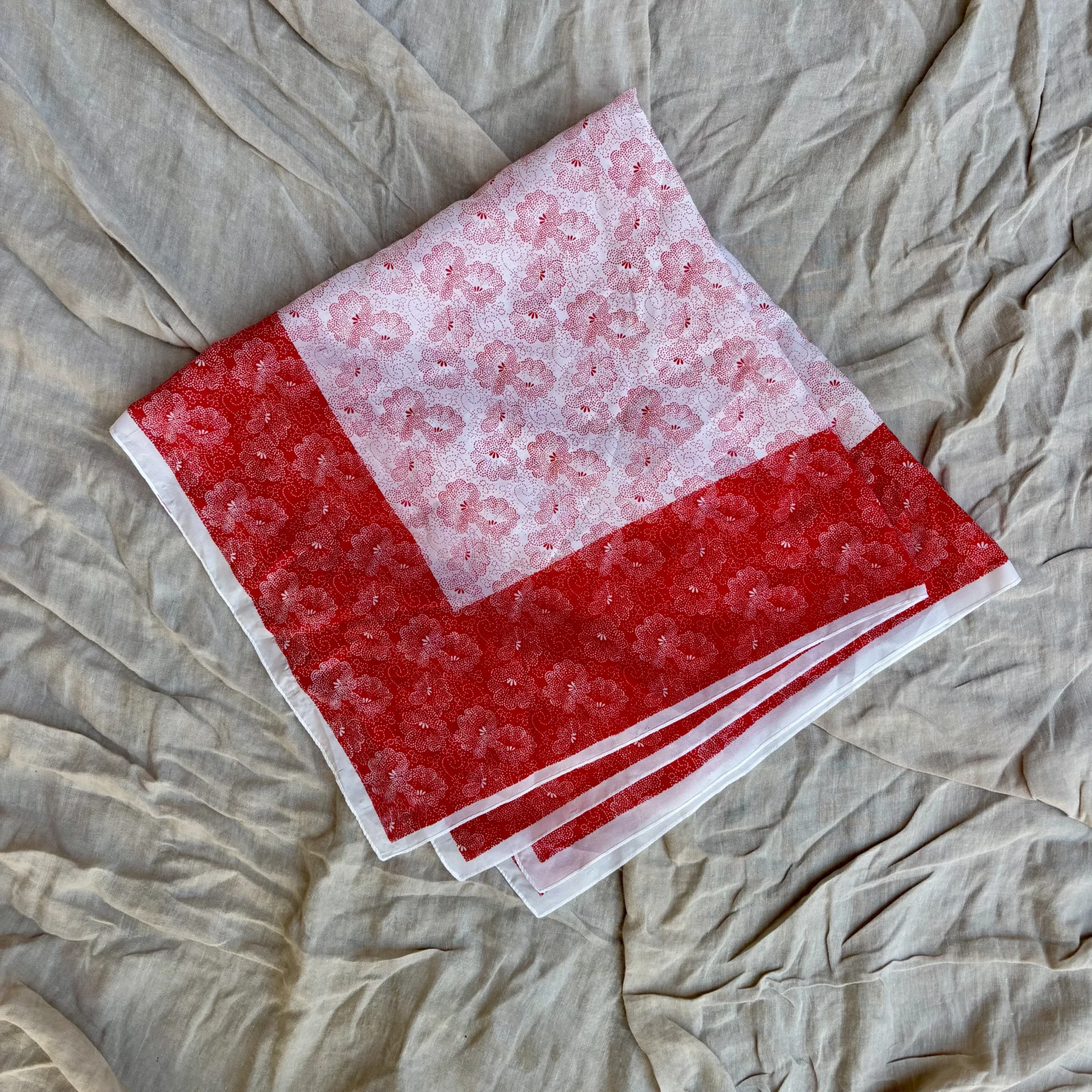 Joli Foulard à motifs rouges et blanc, style soie *Autre seconde main