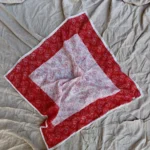 Thumbnail for Joli Foulard à motifs rouges et blanc, style soie