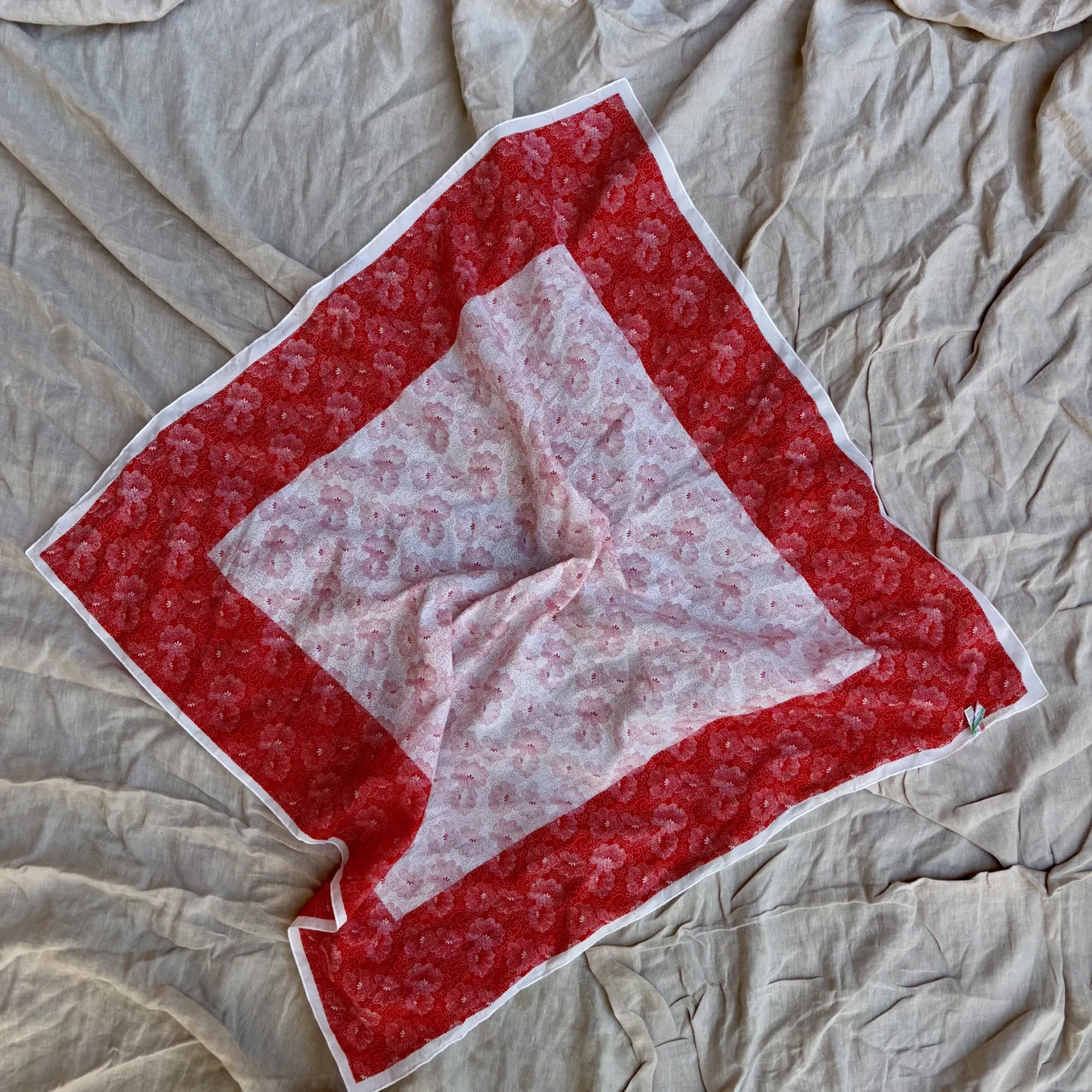 Image for Joli Foulard à motifs rouges et blanc, style soie