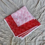 Thumbnail for Joli Foulard à motifs rouges et blanc, style soie