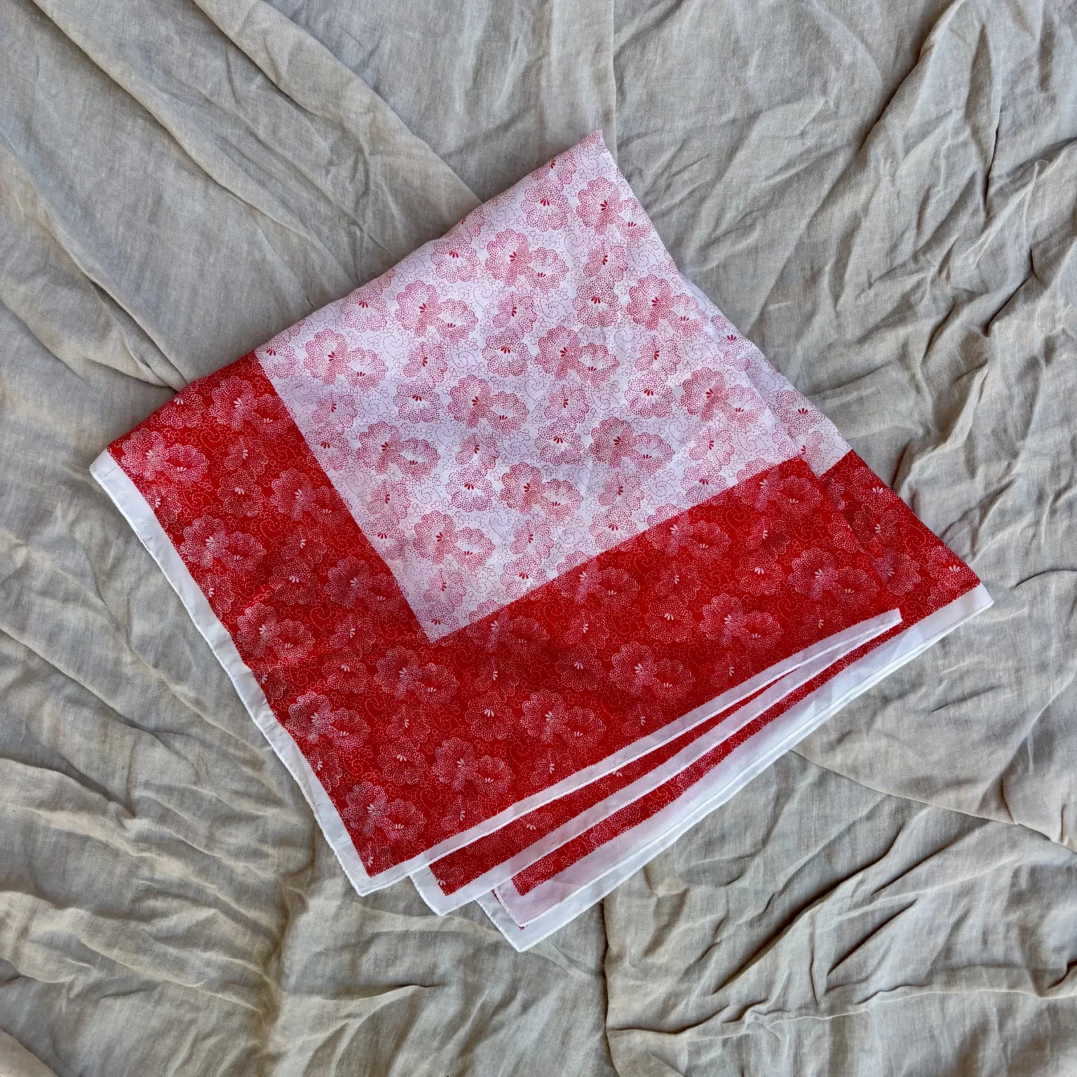 Image for Joli Foulard à motifs rouges et blanc, style soie