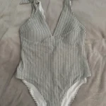 Featured thumbnail for Maillot 1 pièce , raye blanc et vert sauge