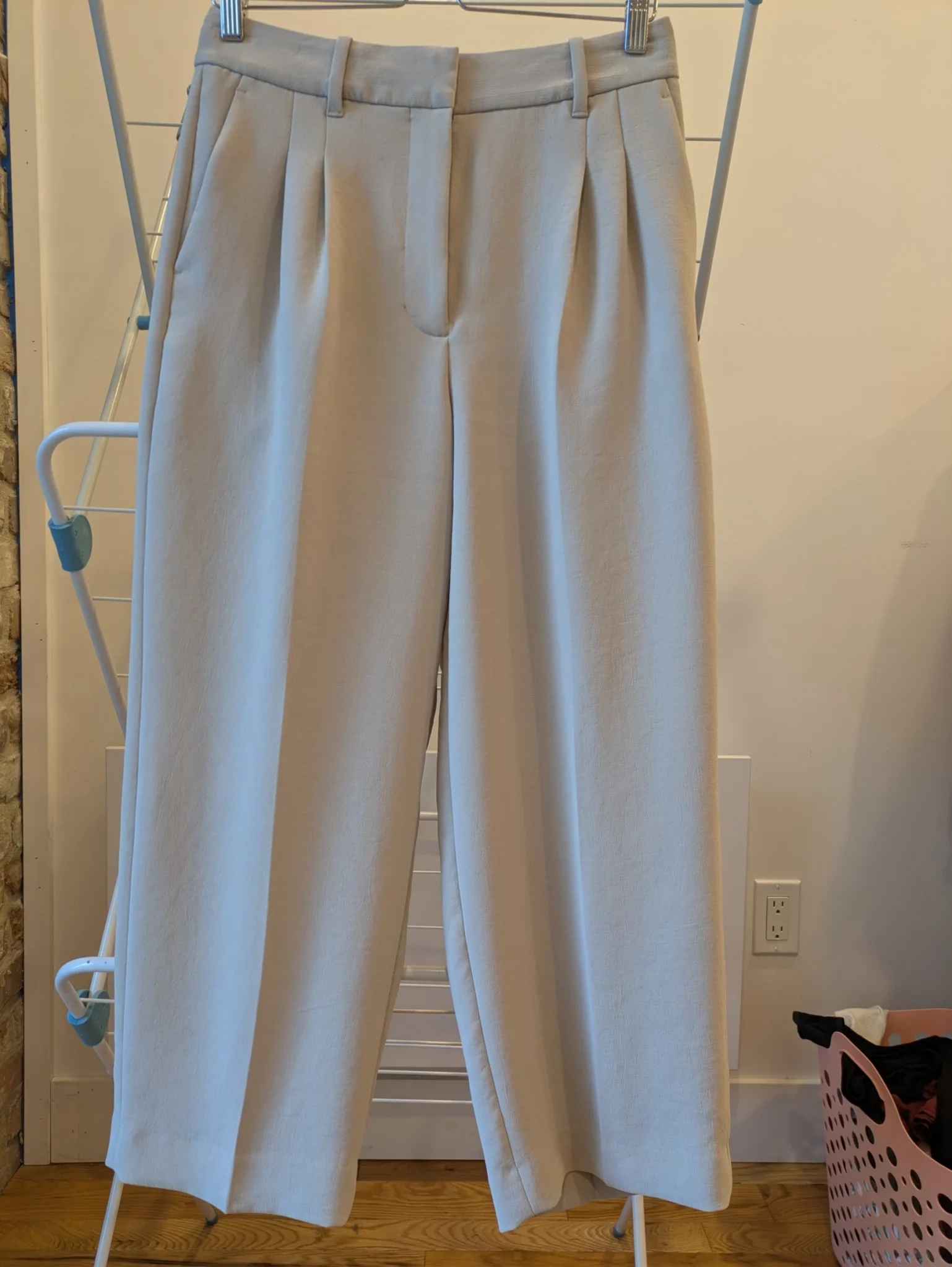Featured image for Pantalon Effortless Aritzia beige