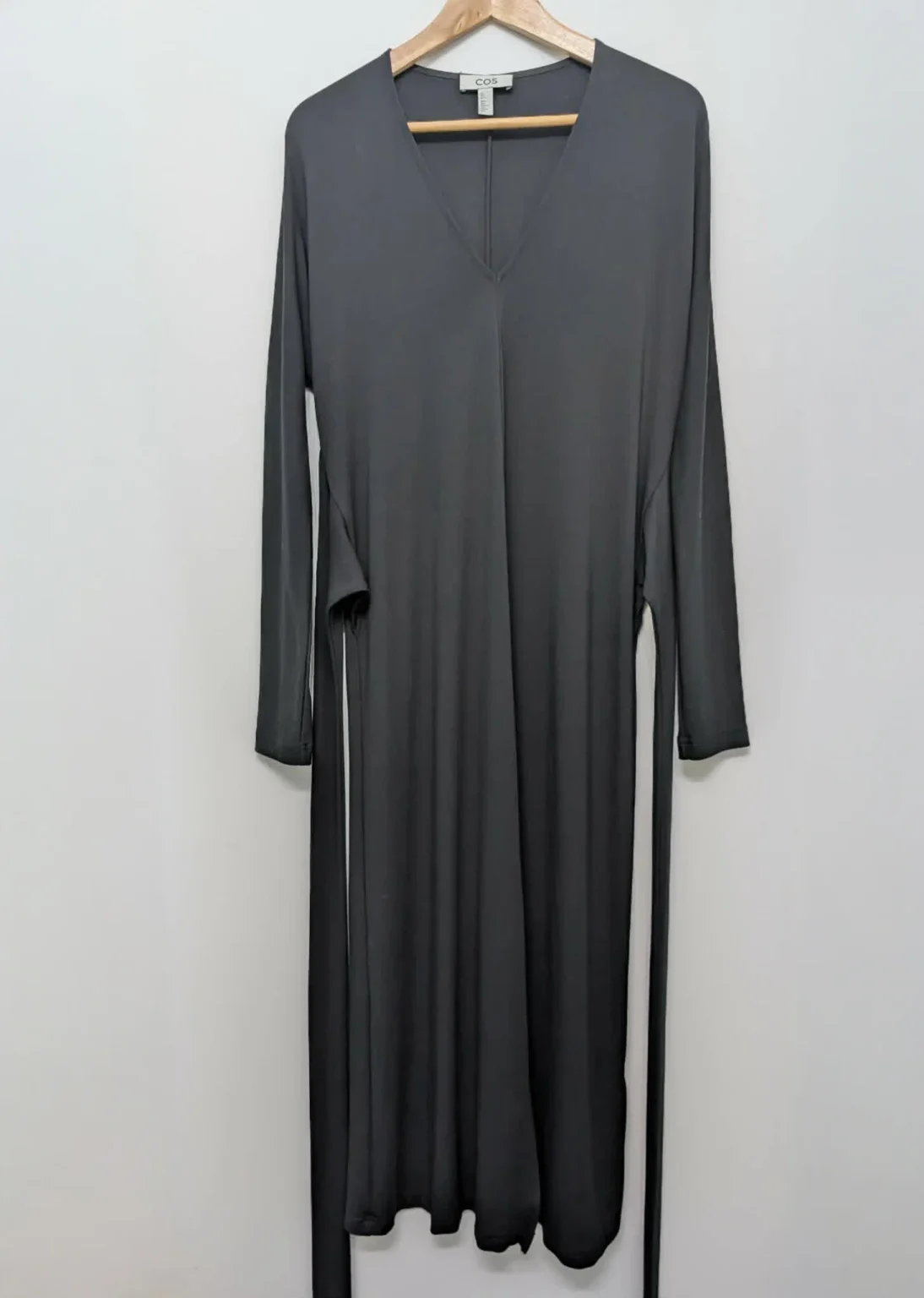 Featured image for COS – Robe longue noire minimaliste
