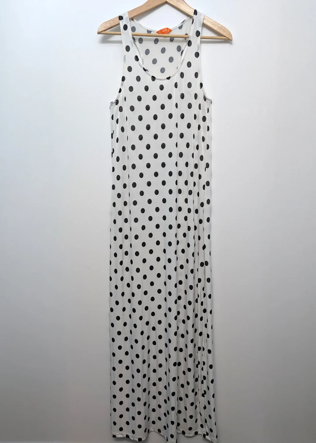 Featured image for Robe longue blanche à pois noirs