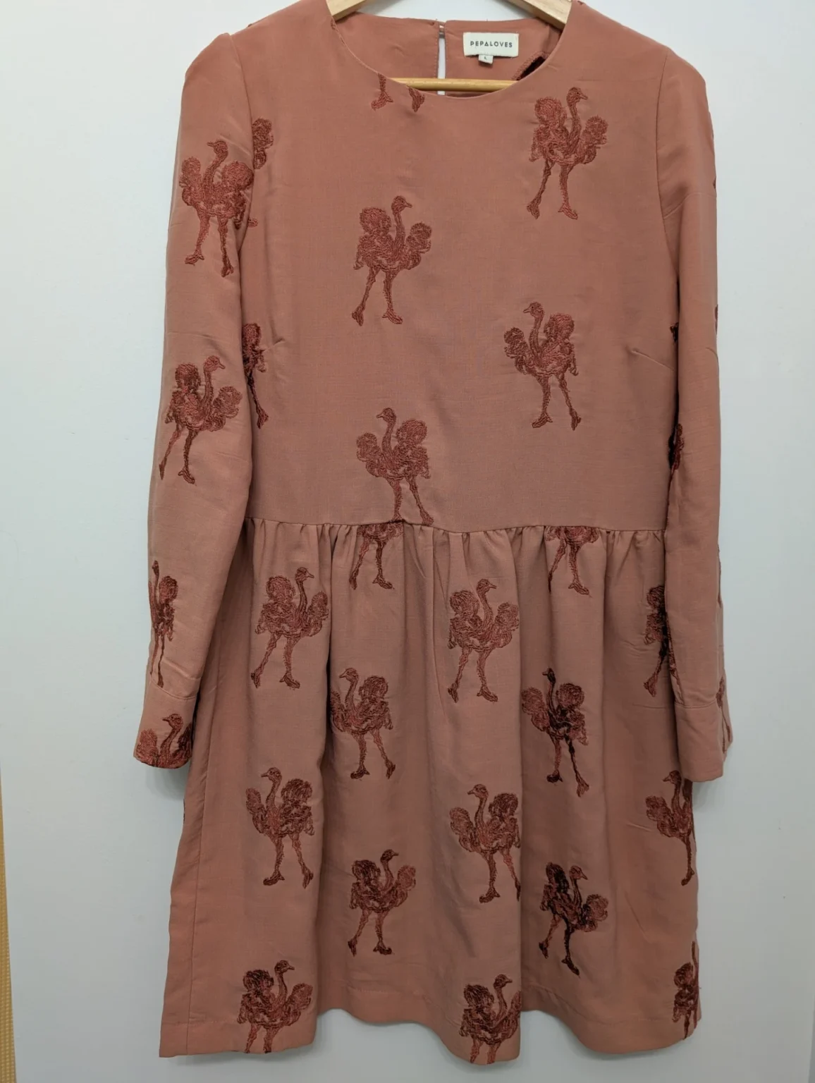 Featured image for Robe Pepaloves rose avec motif coq
