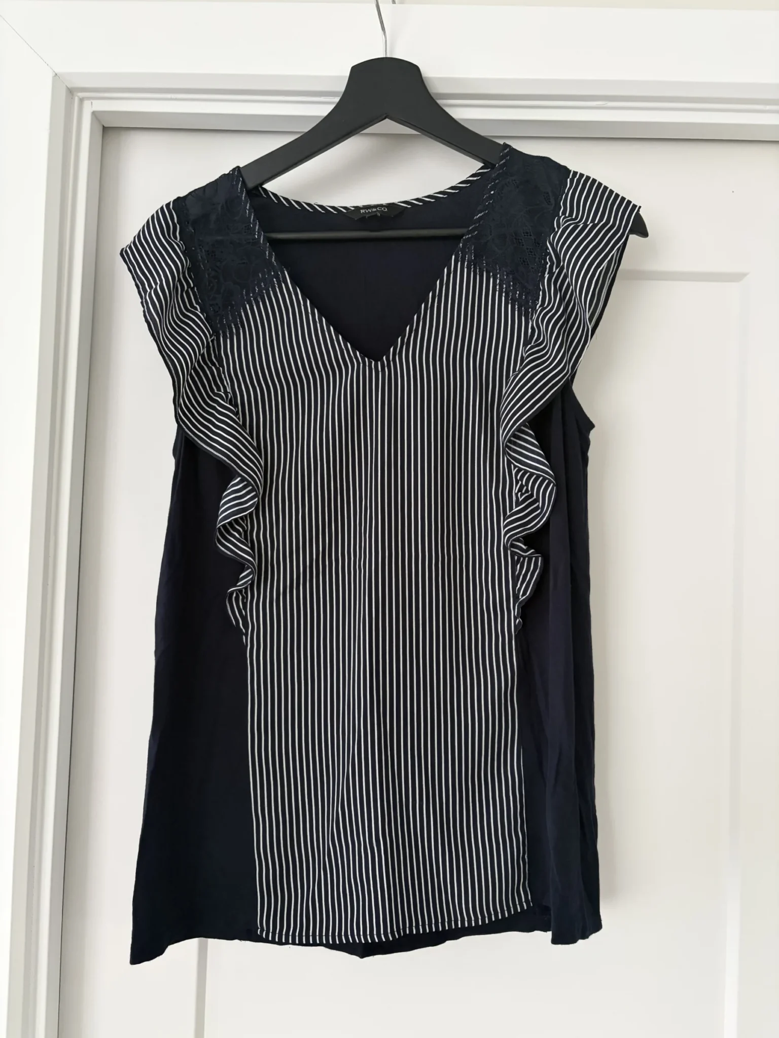 Featured image for Short-sleeved top with lace detail
