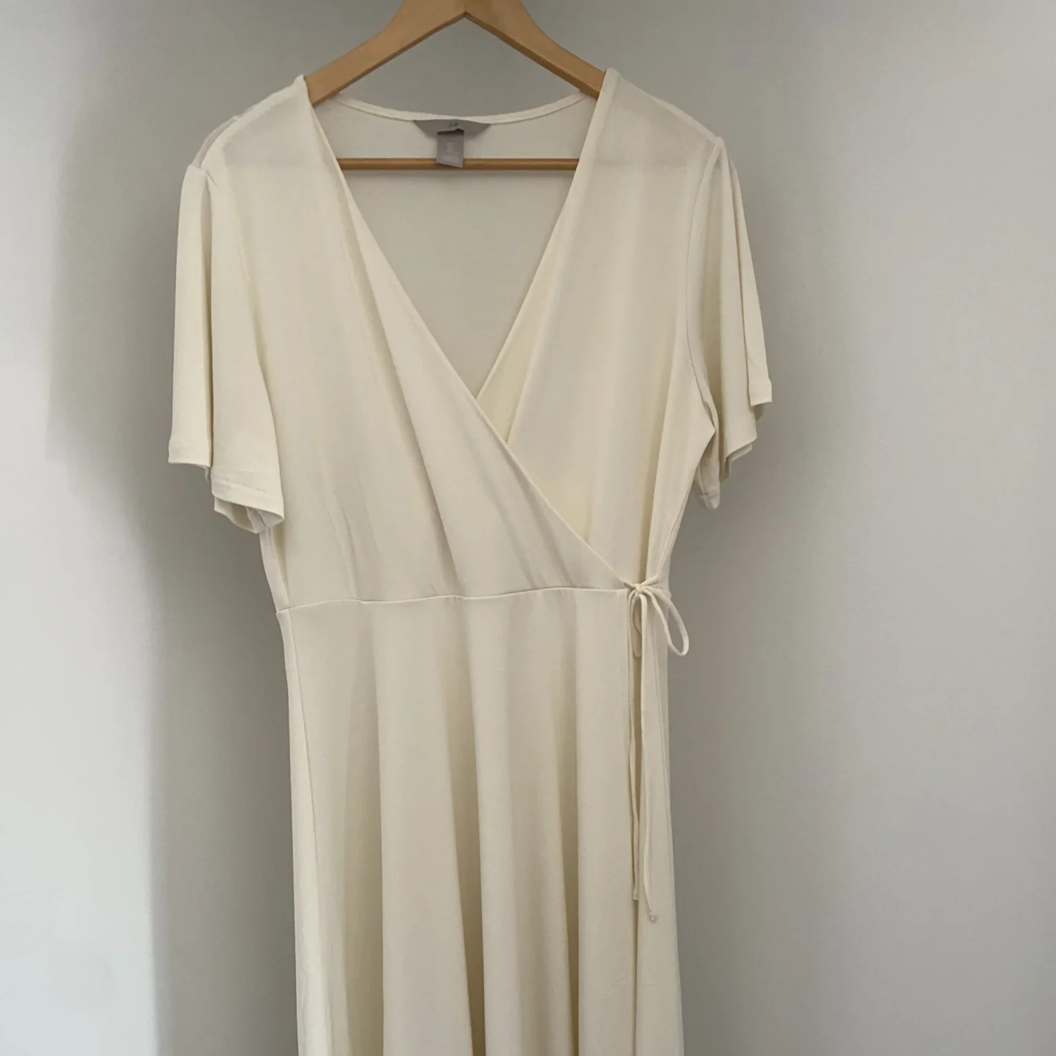 Featured image for Robe mi-longue blanc-crème H&M