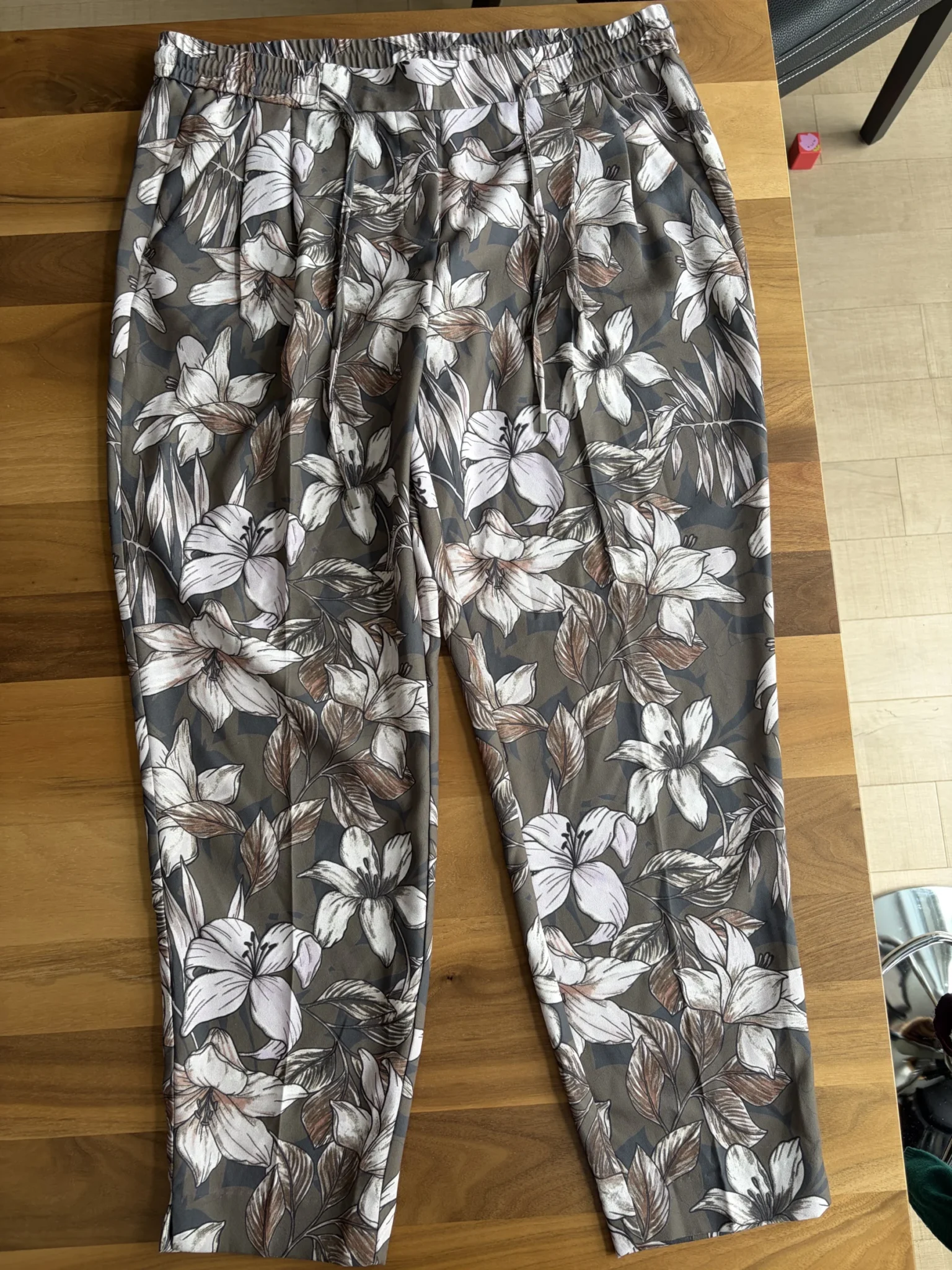 Featured image for Floral cropped trousers