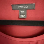 Thumbnail for Blouse RW&CO rouge sans manches – haut chic travail ou soirée taille M