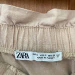 Thumbnail for Jupe cargo beige à poches latérales et empiècements de tissus