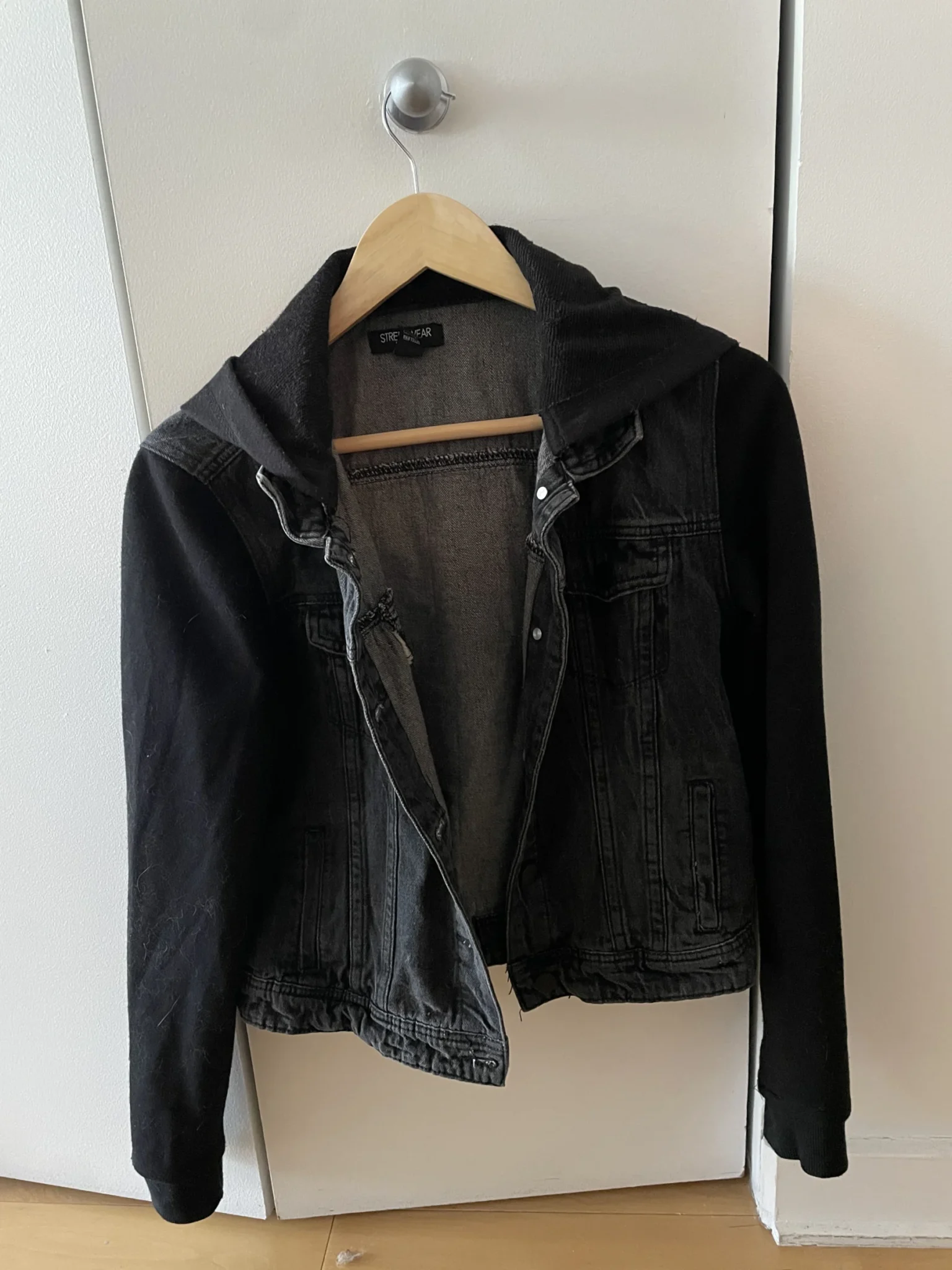 Featured image for Veste en jean noire à capuche de marque Streetwear Society