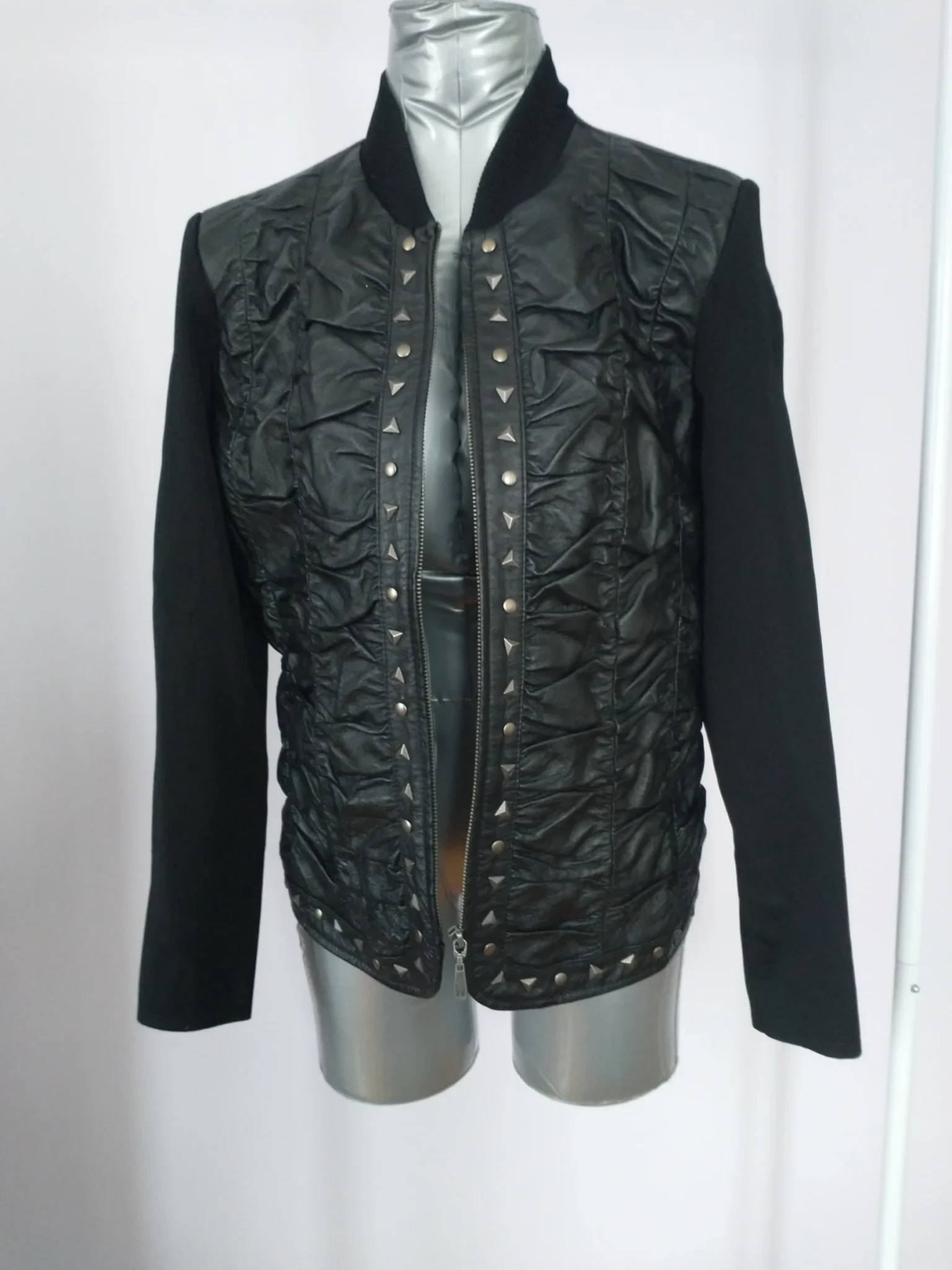 Featured image for Veste tissu-faux cuir