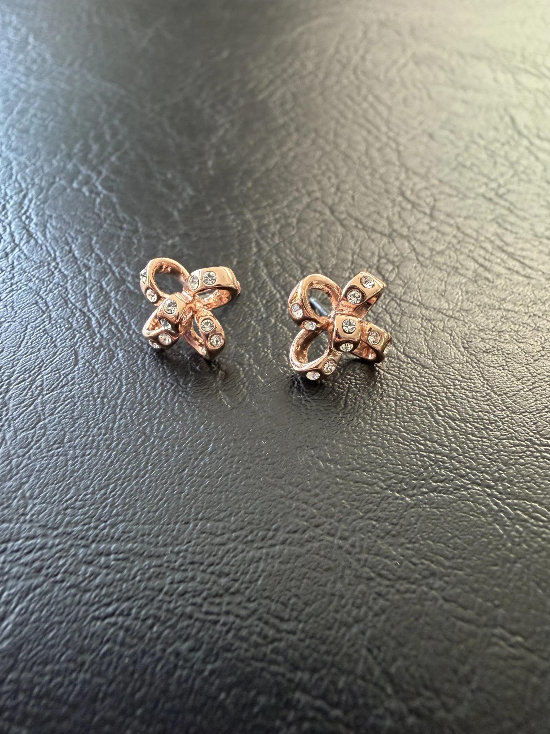 Boucles d’oreilles KATE SPADE IT’s a tie Kate Spade seconde main