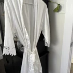 Featured thumbnail for Peignoir blanc satiné avec détails dentelle
