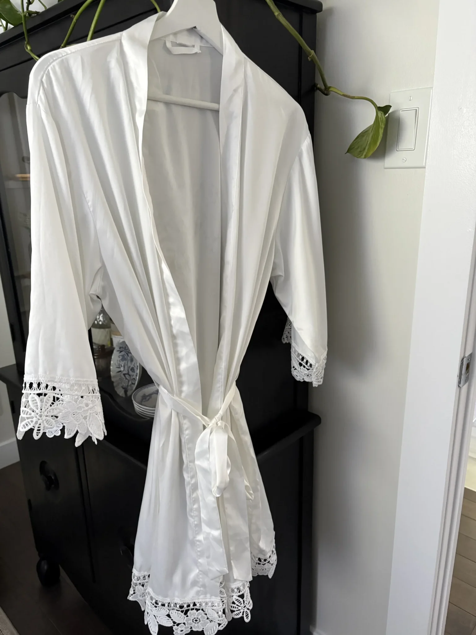 Featured image for Peignoir blanc satiné avec détails dentelle