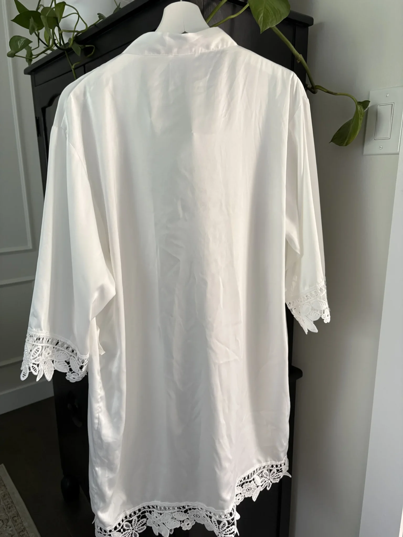 Image for Peignoir blanc satiné avec détails dentelle