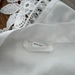 Thumbnail for Peignoir blanc satiné avec détails dentelle