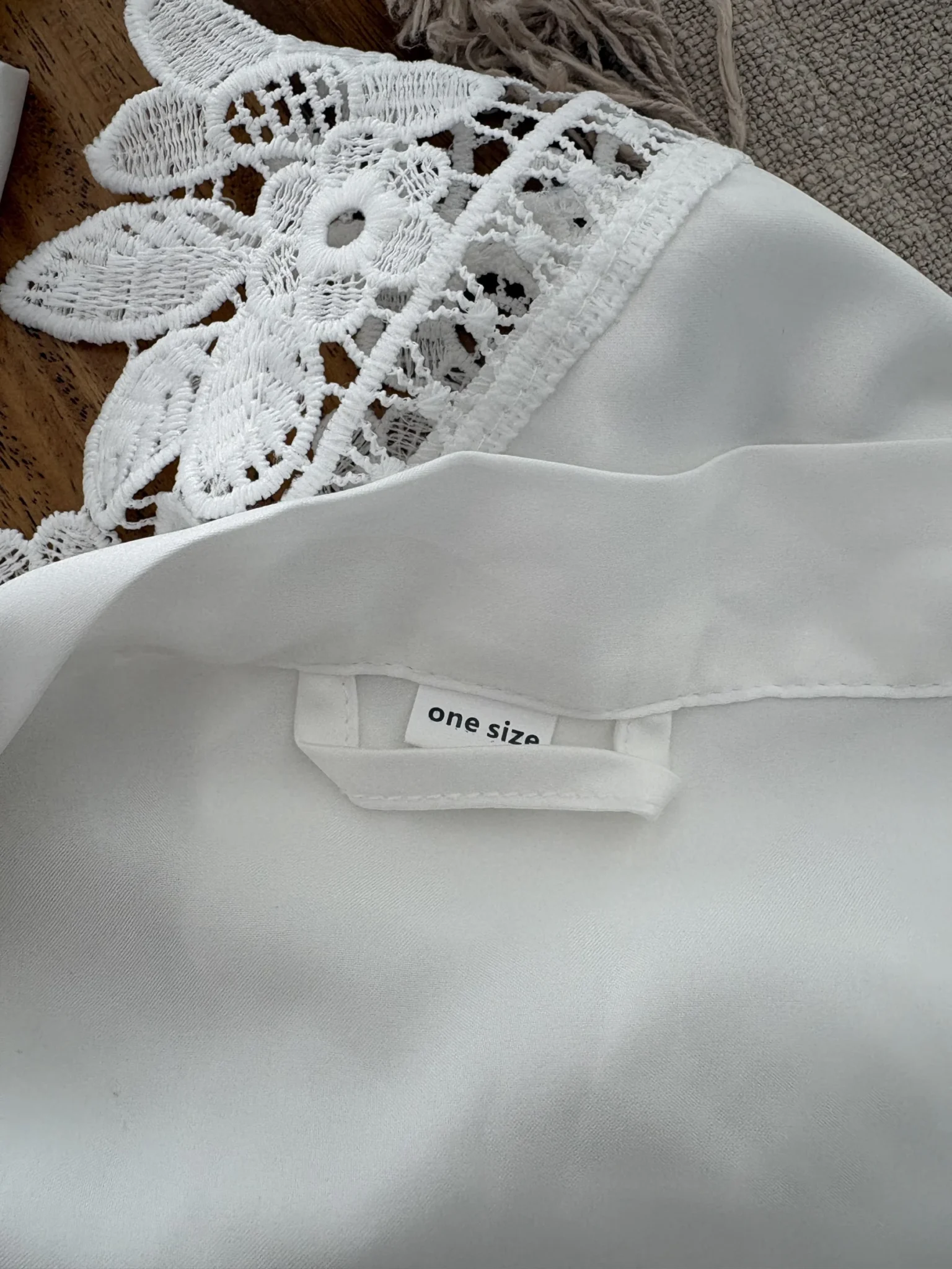 Image for Peignoir blanc satiné avec détails dentelle