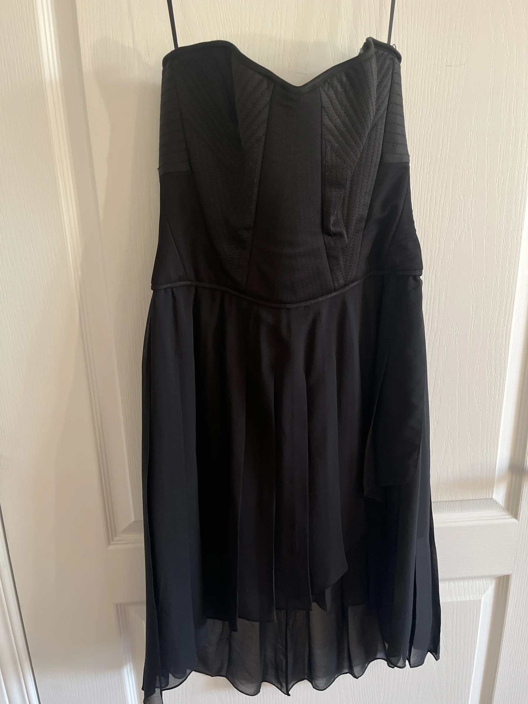 BCBG robe bustier chic noire pour occasions spéciales comme gala, bal, …. BCBG MaxAzria seconde main