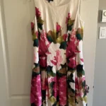 Featured thumbnail for Belle robe sans manche Jones New York blanche avec fleurs.