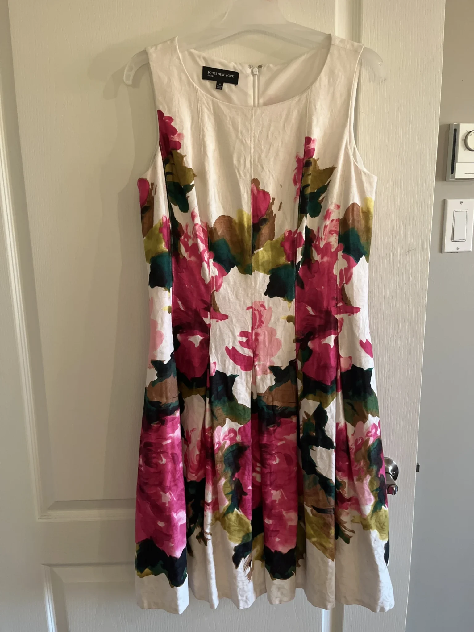 Featured image for Belle robe sans manche Jones New York blanche avec fleurs.