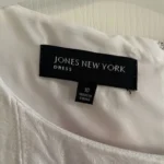 Thumbnail for Belle robe sans manche Jones New York blanche avec fleurs.