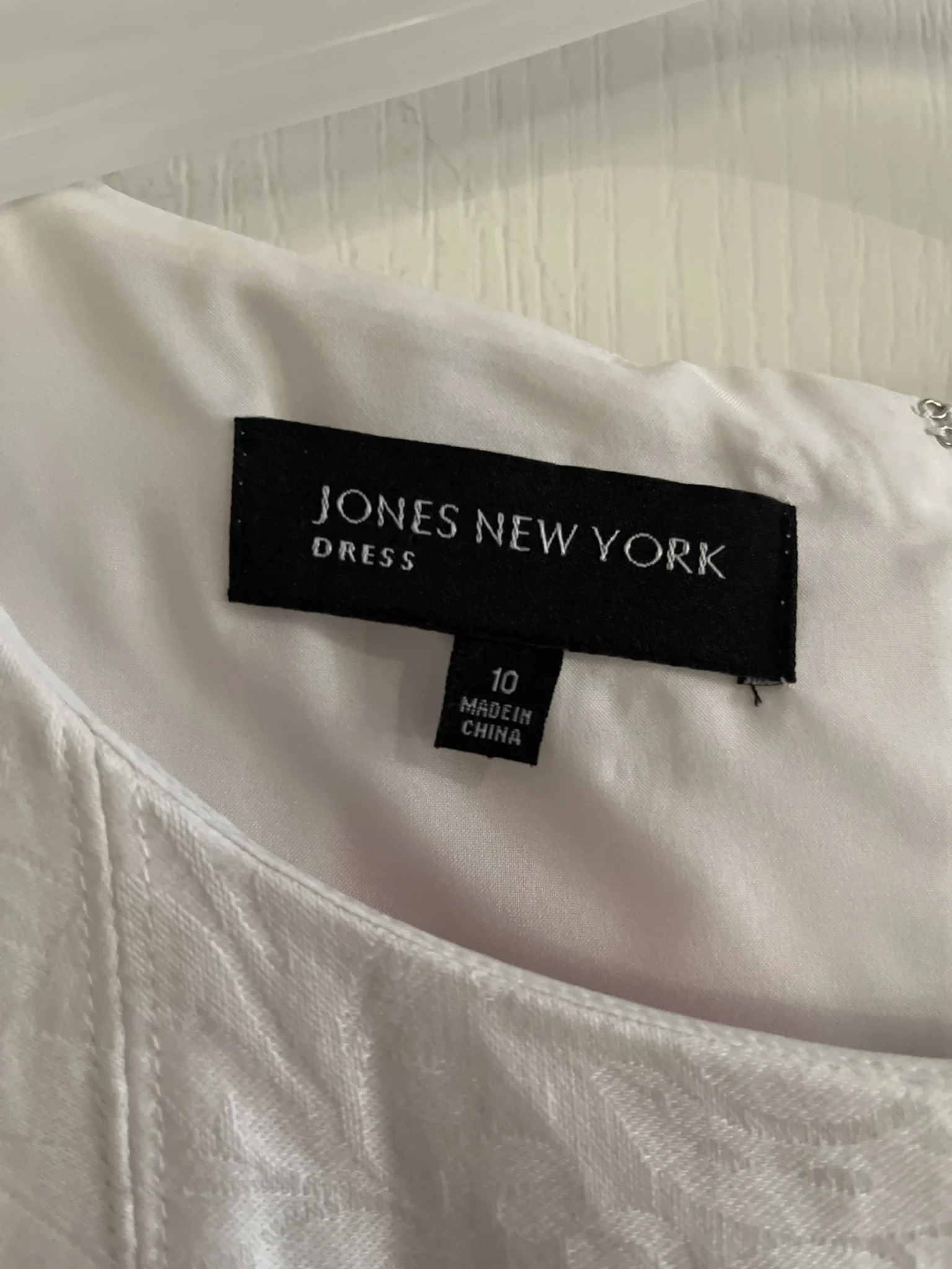 Image for Belle robe sans manche Jones New York blanche avec fleurs.