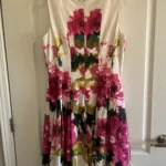 Thumbnail for Belle robe sans manche Jones New York blanche avec fleurs.