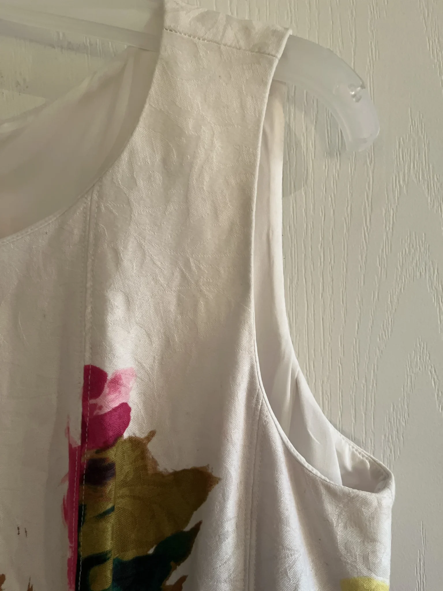 Image for Belle robe sans manche Jones New York blanche avec fleurs.