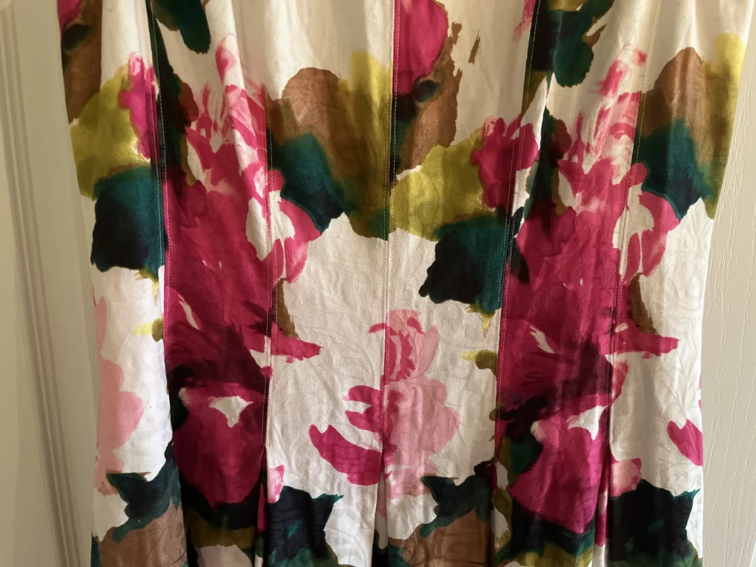 Image for Belle robe sans manche Jones New York blanche avec fleurs.