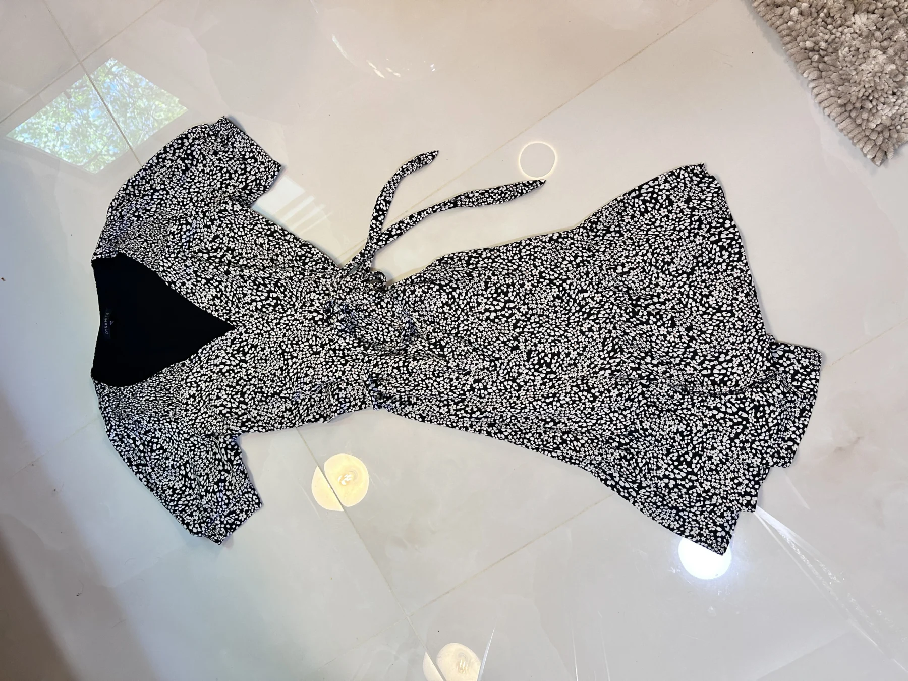 Robe style portefeuille noire avec détails de fleurs Dynamite seconde main