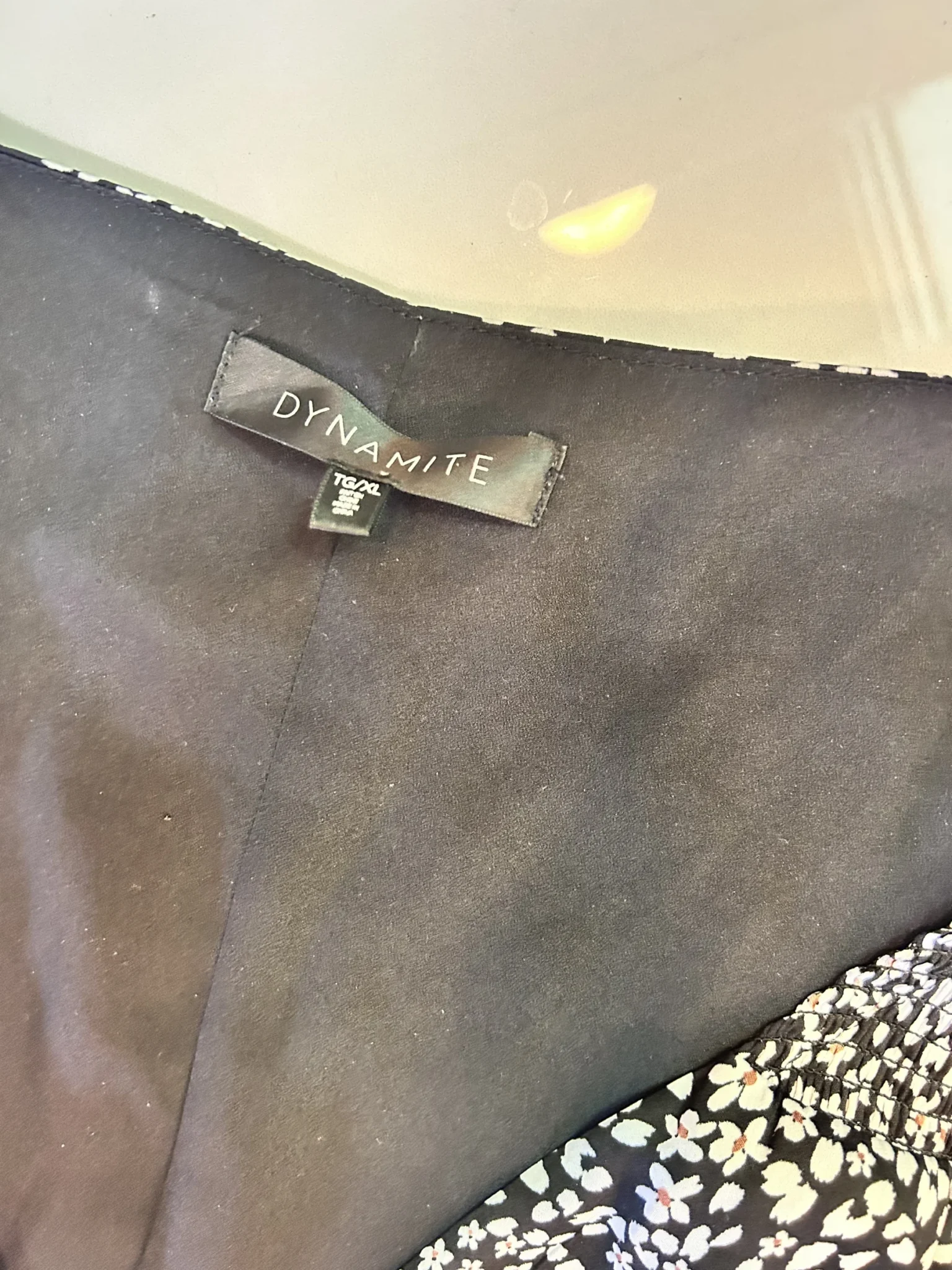 Image for Robe style portefeuille noire avec détails de fleurs