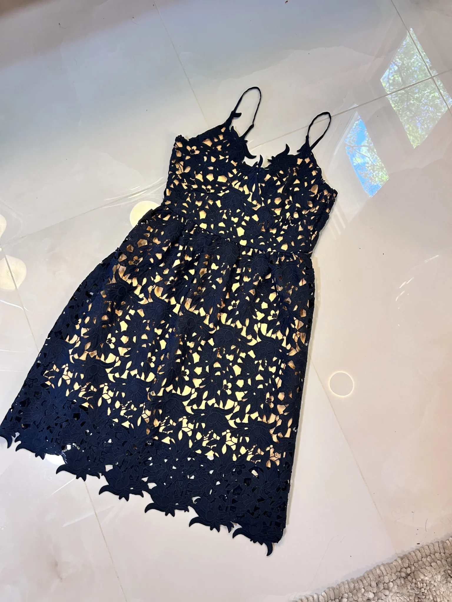 Featured image for Robe bleue marine et beige Véronique Moda