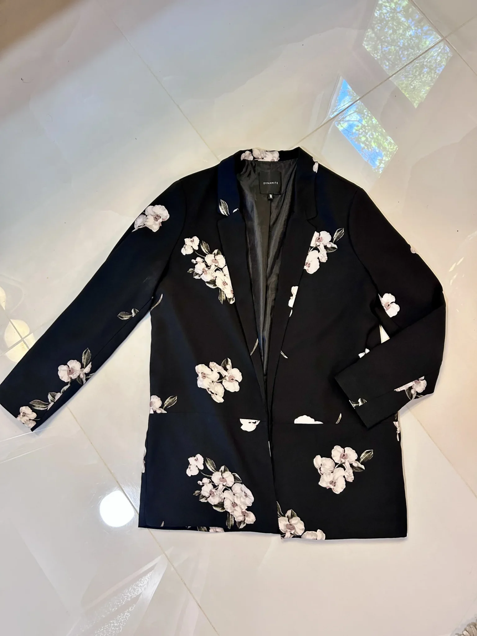Featured image for Veston noir à motifs fleuris Dynamite