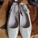 Featured thumbnail for Scarlett-Élégant escarpin à bride arrière en cuir verni nude
