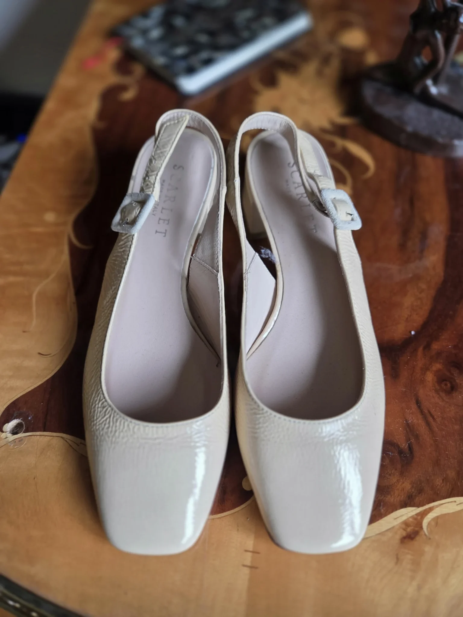 Featured image for Scarlett-Élégant escarpin à bride arrière en cuir verni nude