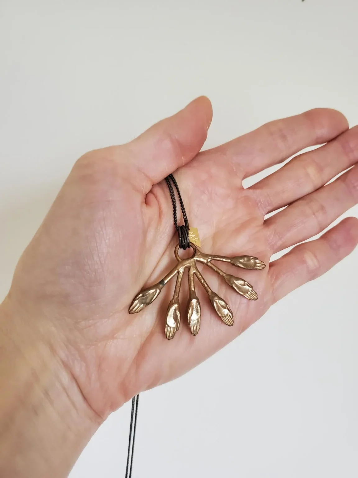 Featured image for Collier "mains de Jésus" en laiton de Marmo (anciennement MARMOD8)