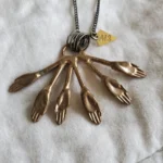 Thumbnail for Collier "mains de Jésus" en laiton de Marmo (anciennement MARMOD8)