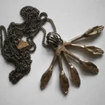 Thumbnail for Collier "mains de Jésus" en laiton de Marmo (anciennement MARMOD8)