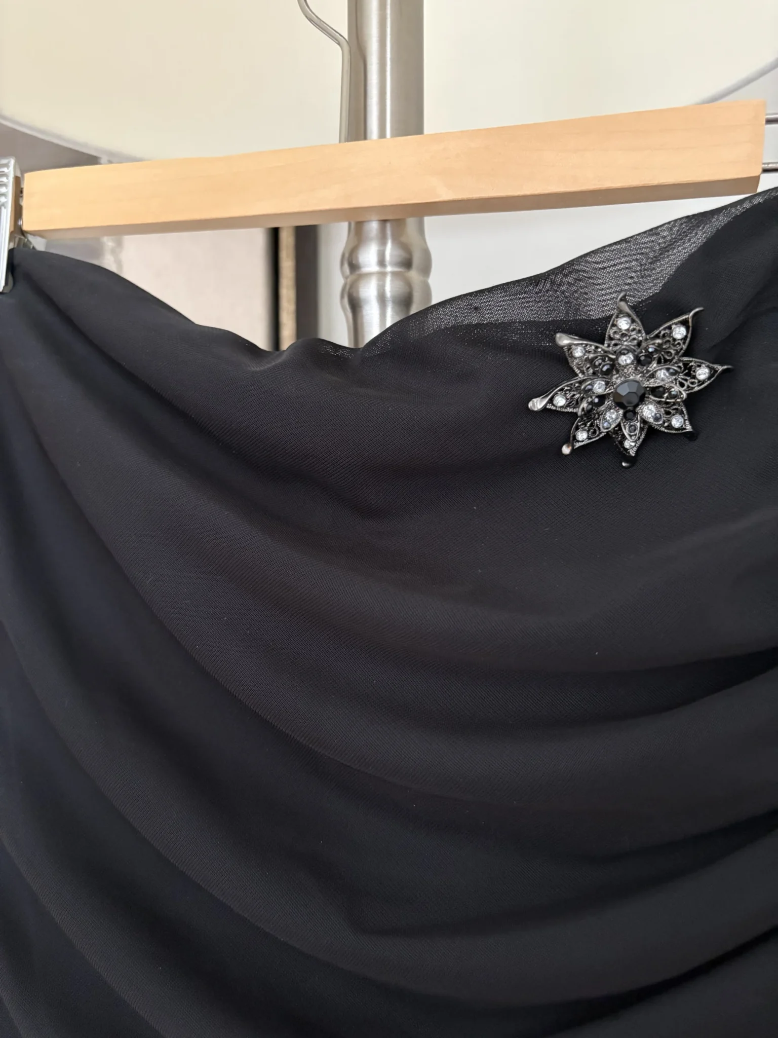 Image for One-piece jumpsuit de soirée avec broche vintage