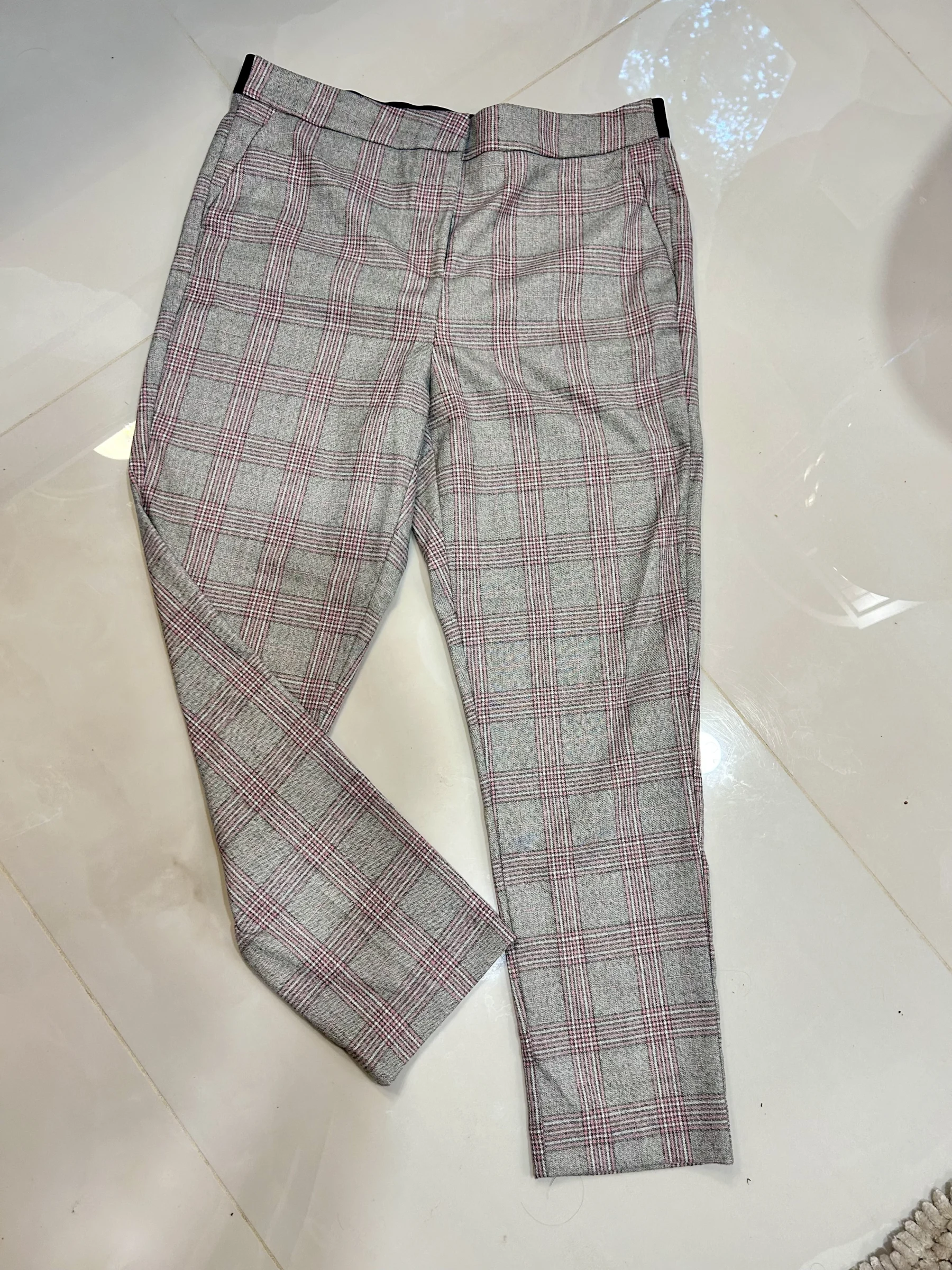 Pantalon à carreau 3/4 gris et rose Le Château seconde main