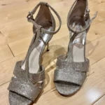 Featured thumbnail for Sandales argentées Michael Kors
