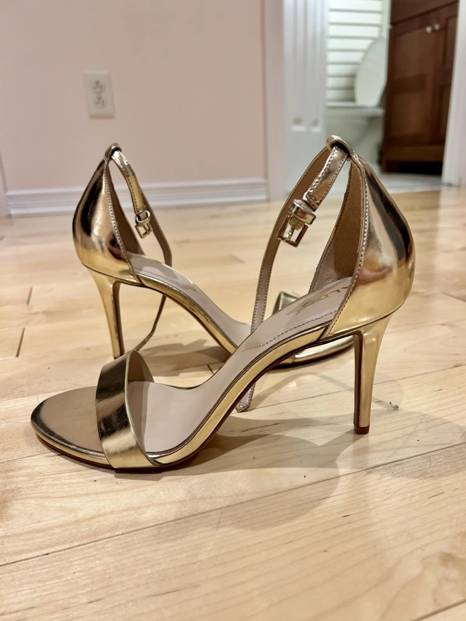 Featured image for Sandales talons aiguilles dorées Aldo