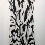Featured thumbnail for Robe blanche DKNY avec motif de fleurs noires.
