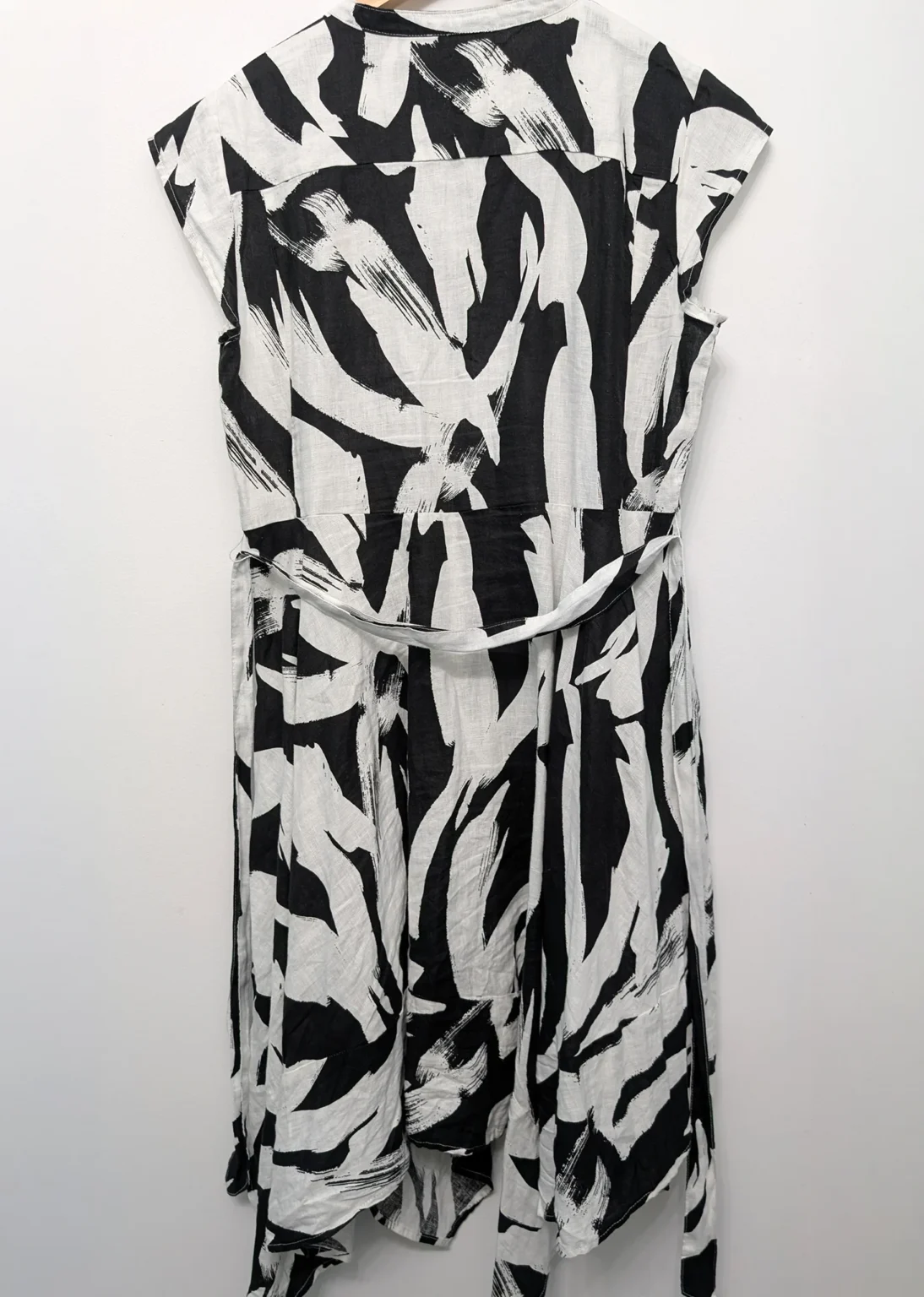Image for Robe blanche DKNY avec motif de fleurs noires.