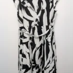 Thumbnail for Robe blanche DKNY avec motif de fleurs noires.