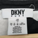 Thumbnail for Robe blanche DKNY avec motif de fleurs noires.