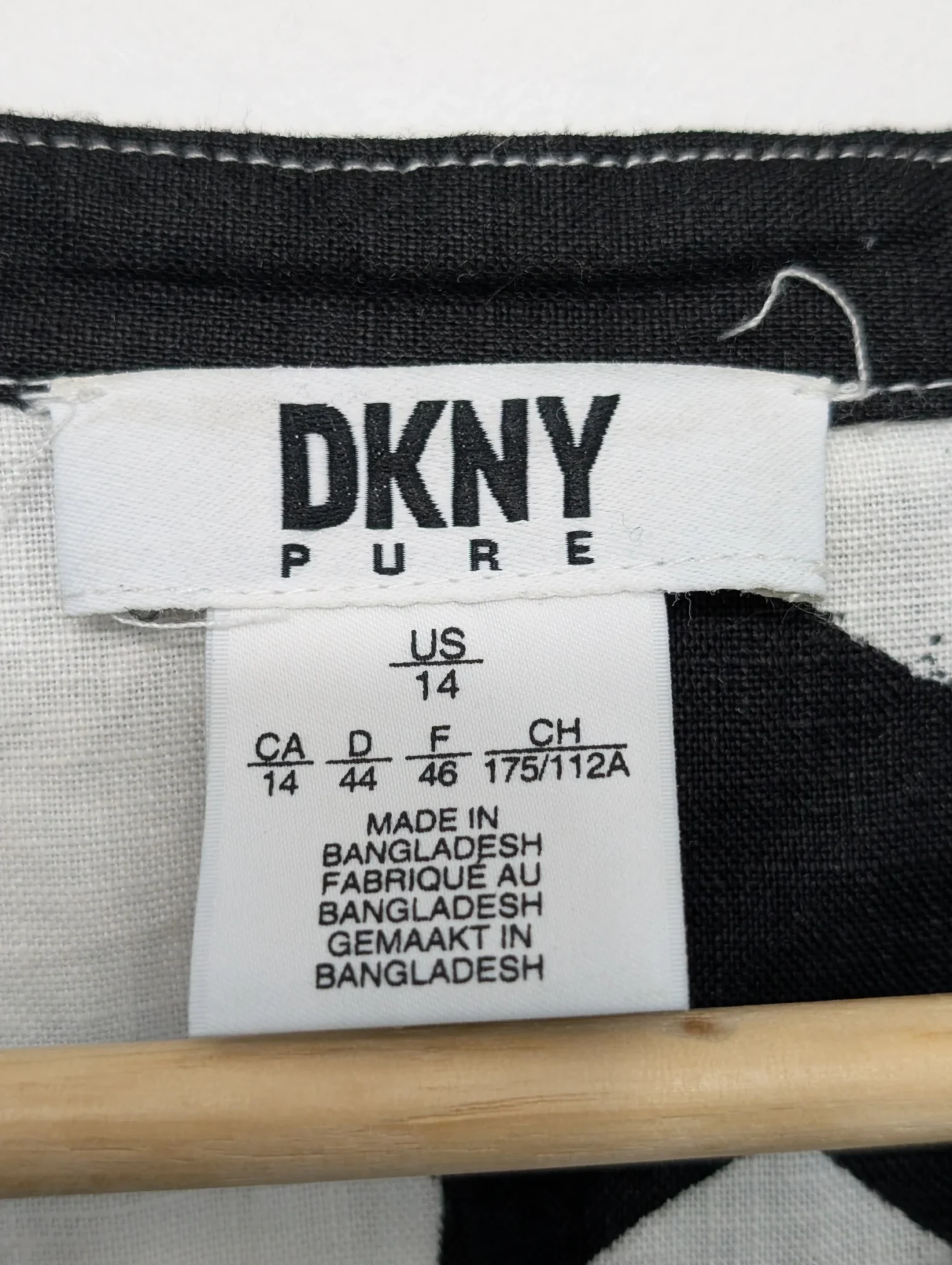 Image for Robe blanche DKNY avec motif de fleurs noires.